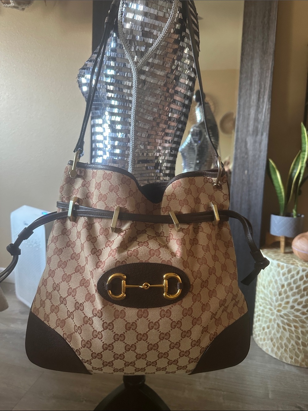 Authentic Gucci Beige & Brown GG Supreme Shoulder Bag with Gold Horsebit - Picture 3 of 16